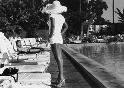 photo LA - AFR Woman_By_Pool