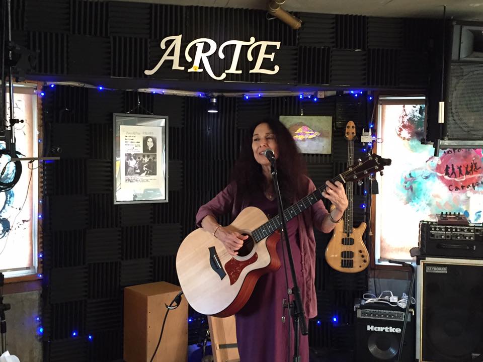 Alicia Bay Laurel in performance. Photo by Kayoko Ide.